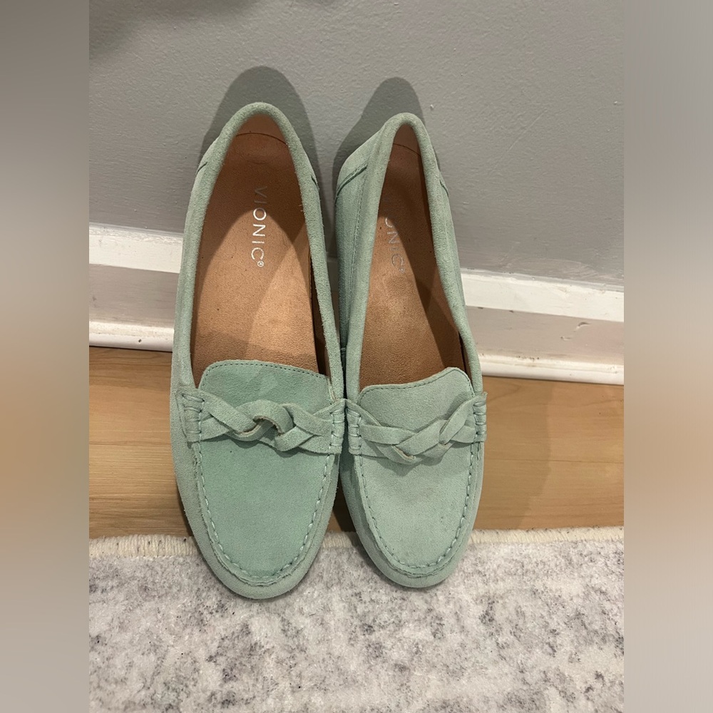 VIONIC SIZE 9 LOAFERS